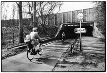 351168 Gezicht op de Oude Liesbosweg te Utrecht, met het tunneltje onder de Waterlinieweg.